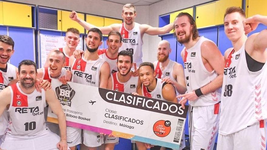 Rafa Martínez, abaix a l&#039;esquerre, celebrant la classificació del RETAbet Bilbao