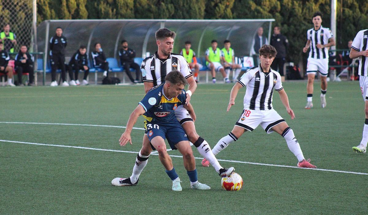 Garra, fuerza, pelea costante entre dos buenos filiales en el Gaetà Huguet.