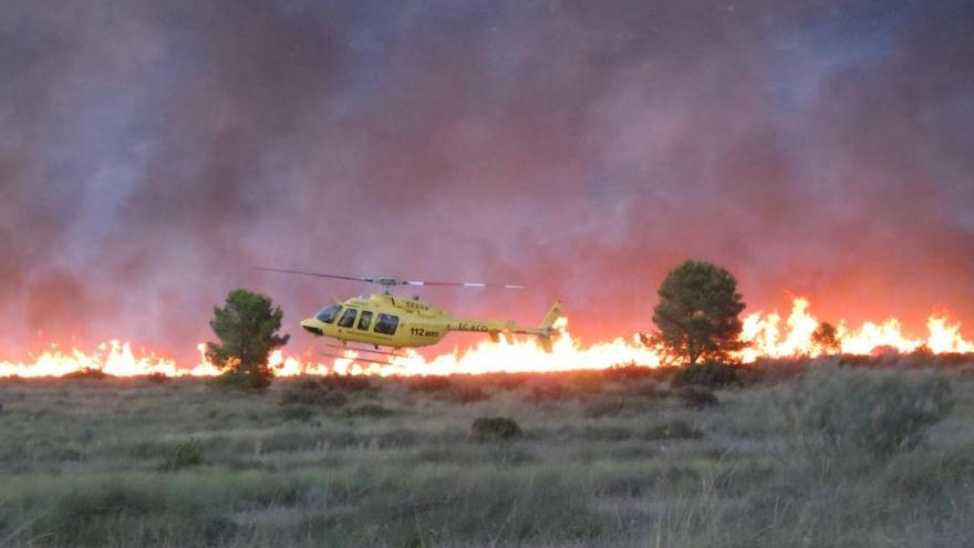 Un helicópetero durante los trabajos de extinción, en 2010