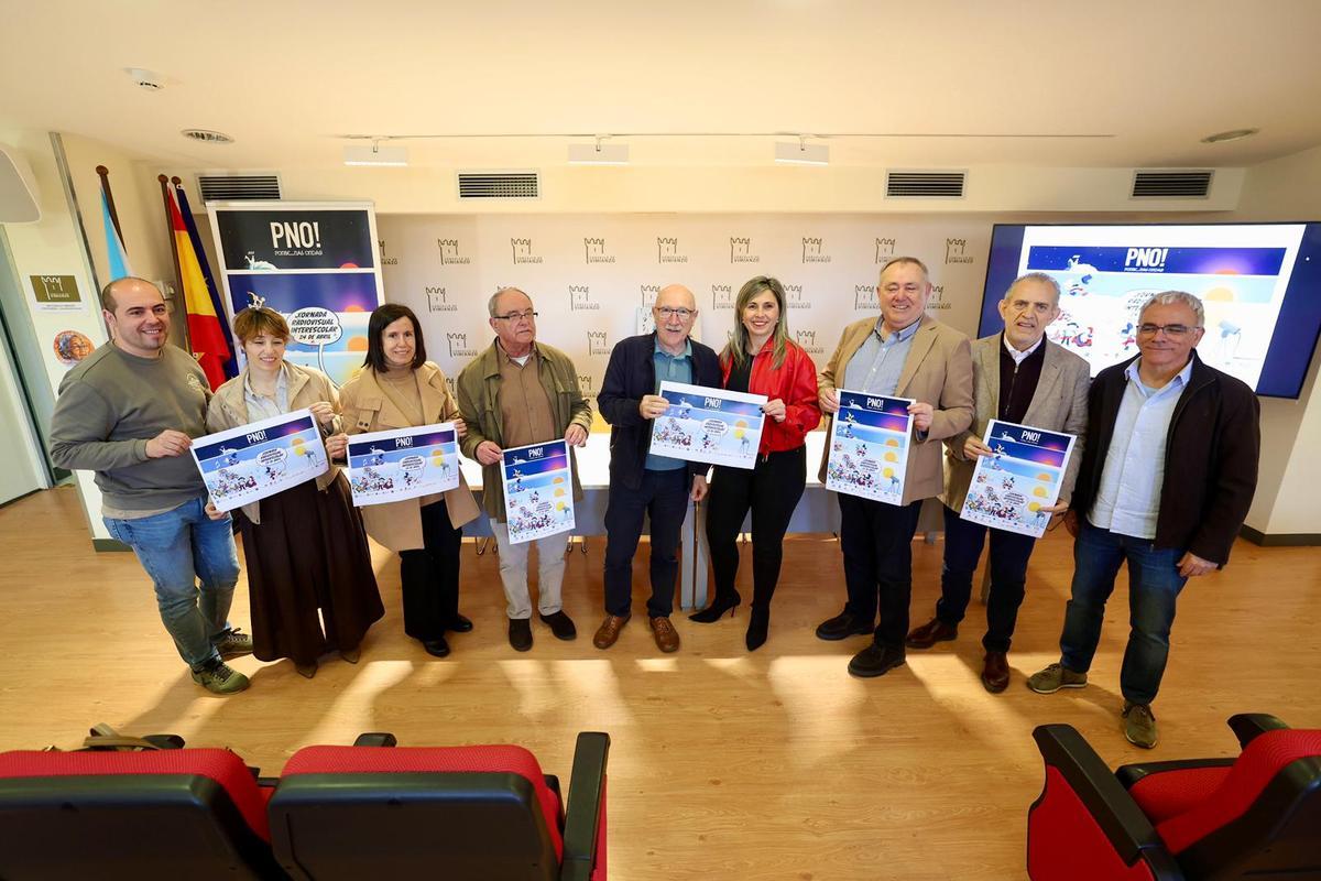 A alcaldesa de Vimianzo, Mónica Rodríguez, no centro, e o rexedor da Laracha, José Manuel López, á súa esquerda, con organizadores do programa Ponte... nas ondas!