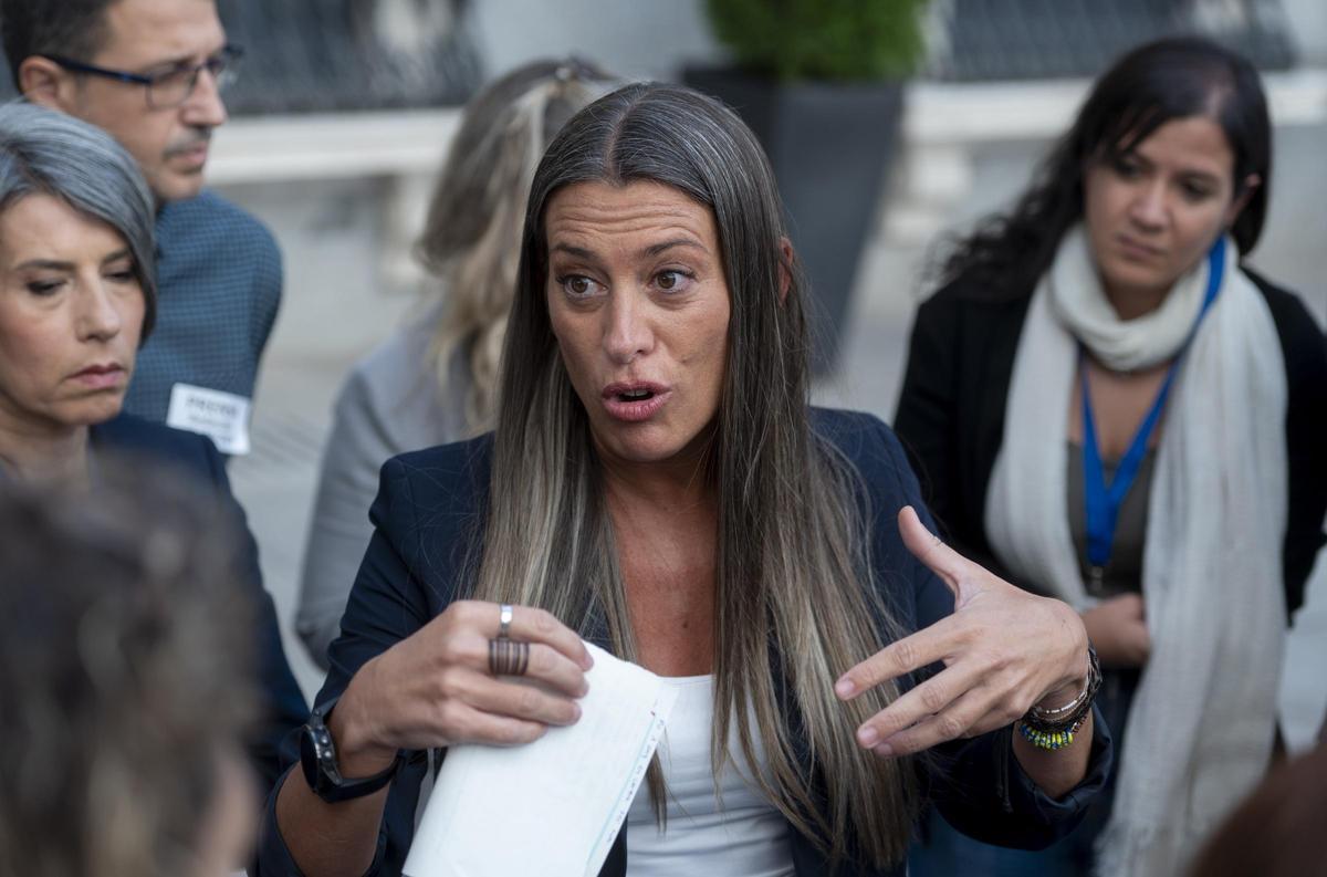 La portavoz de Junts en el Congreso, Miriam Nogueras, atiende a los medios de comunicación.