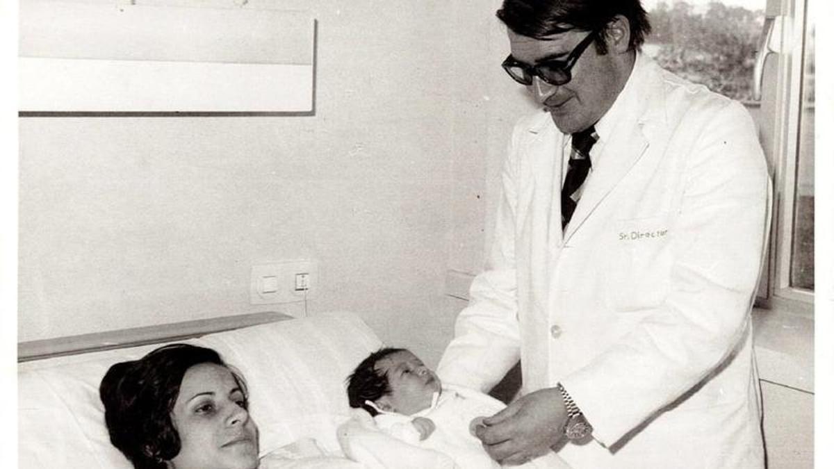 El recién nacido Agustín Blanco Morales, el 21 de enero de 1976, en el HUSA, con el doctor Fanjul y su madre, Mari Morales.