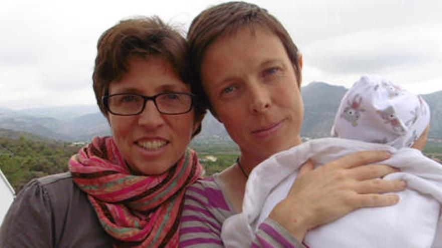 La negativa de un juez de Dénia a inscribir con sus dos madres a un bebé le deja sin tarjeta sanitaria