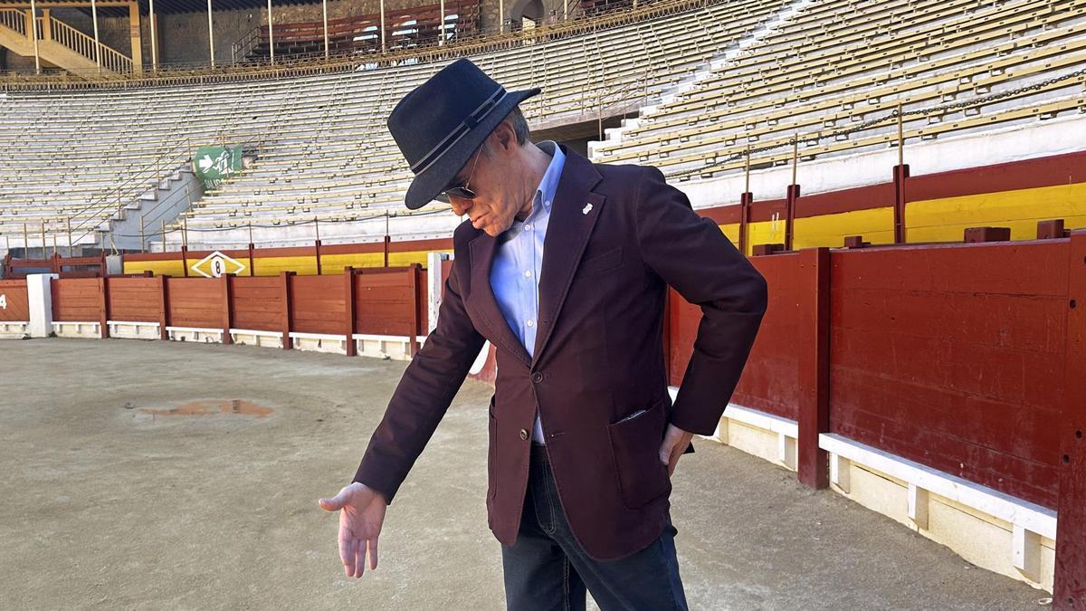 El maestro Gregorio Tébar Pérez 'El Inclusero' durante la entrevista en la plaza de toros de Alicante