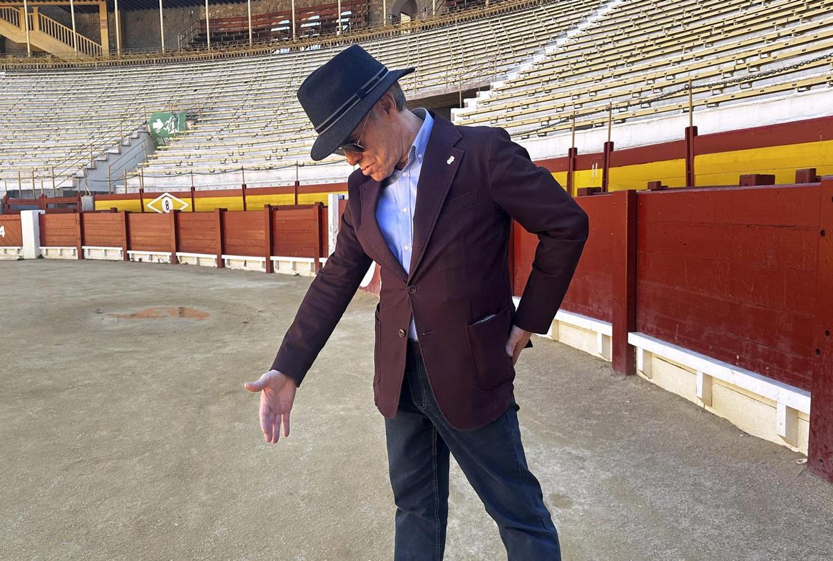 El maestro Gregorio Tébar Pérez 'El Inclusero' durante la entrevista en la plaza de toros de Alicante