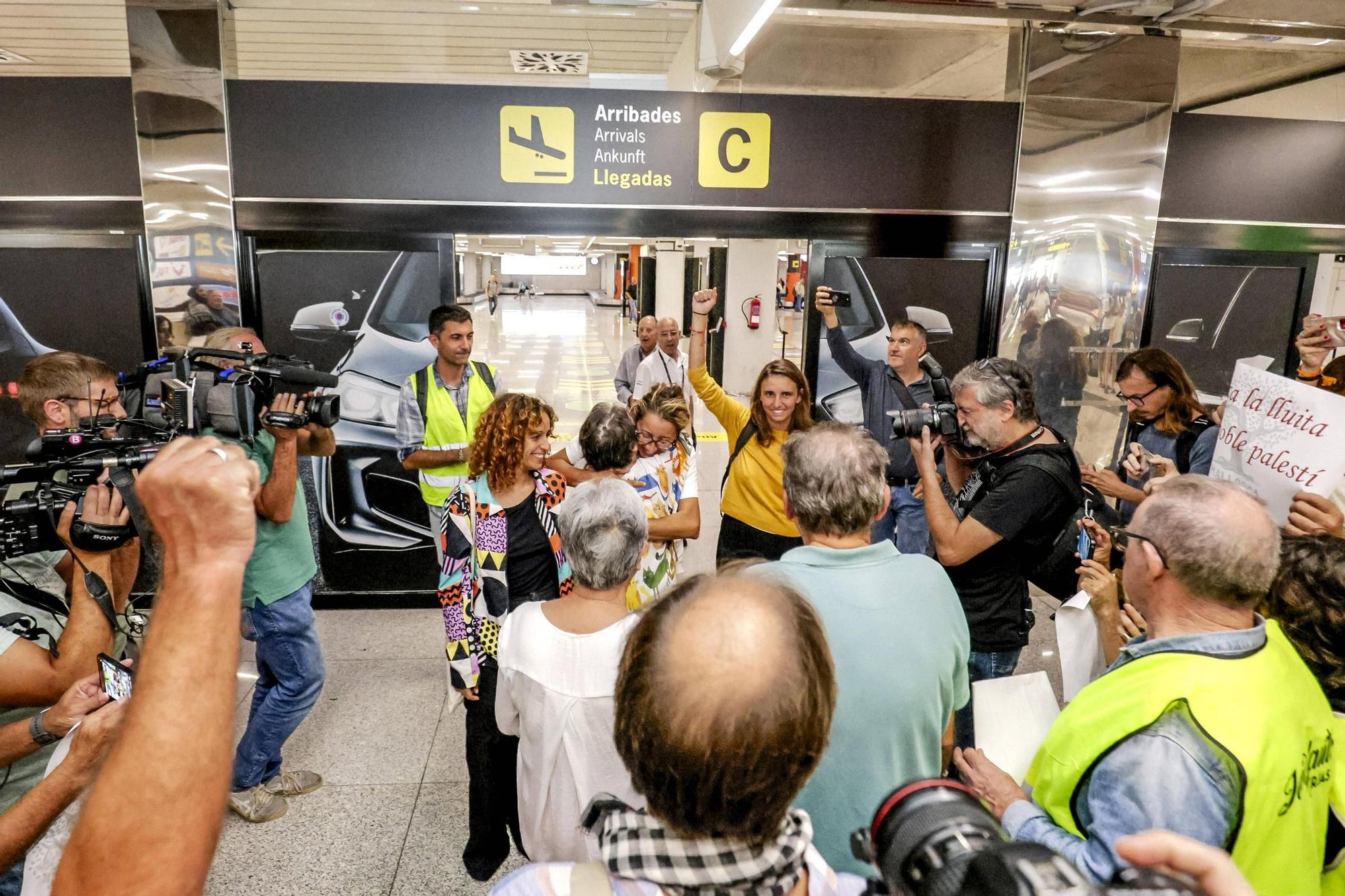 La llegada de Reyes Rigo, Lucía Muñoz y Alejandra Martínez al Aeropuerto de Palma en imágenes