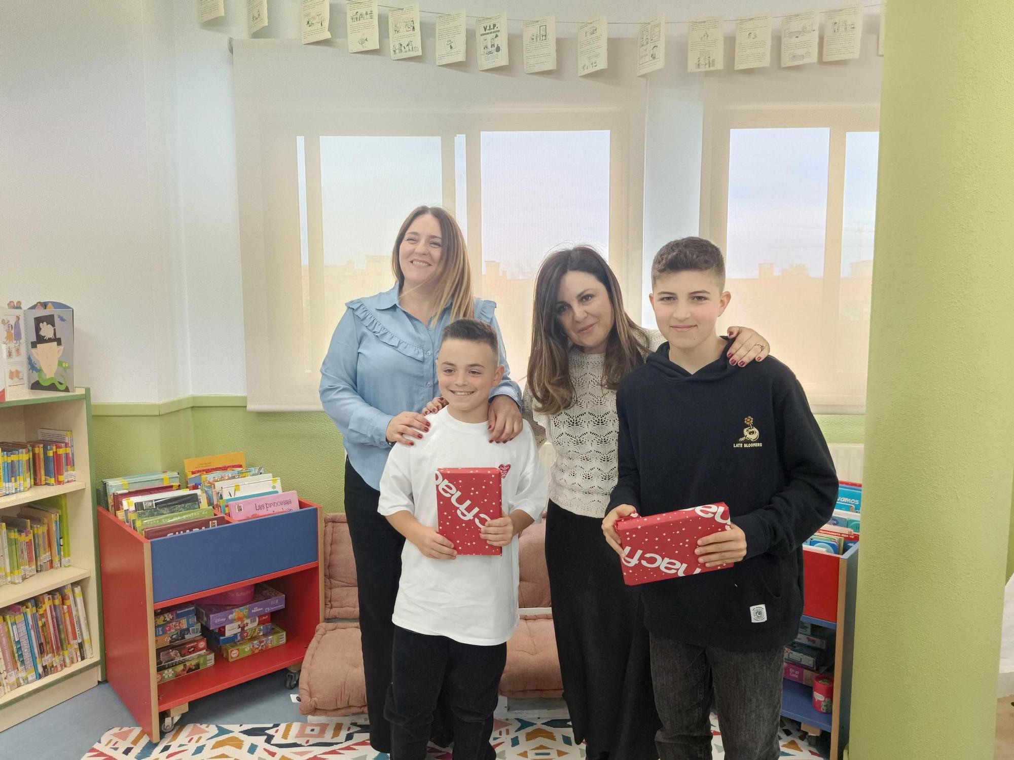 Los alumnos del colegio La Fresneda conocen su nueva biblioteca