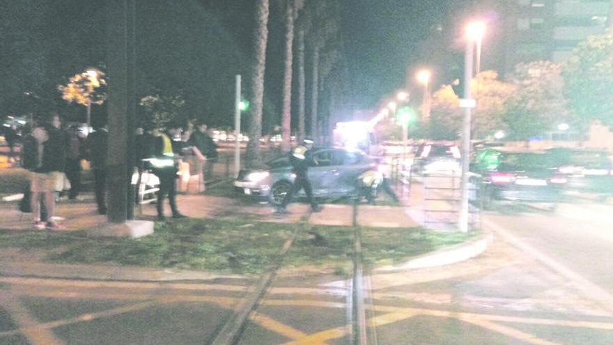 Cinco heridos leves al chocar el Tram y un coche