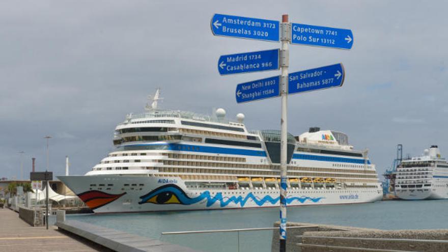 Barco de crucero de la naviera Aida en el Muelle de La Luz