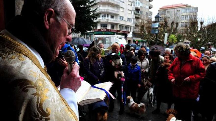 El cura párroco de Vilagarcía, durante la bendición de Santa Eulalia de Arealonga. // Iñaki Abella