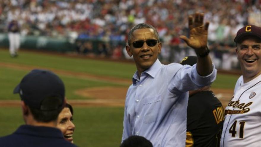 Obama disfruta de un partido de béisbol en Washington