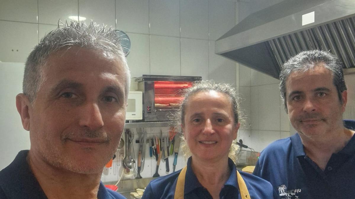 Manuel Miguel y José Antonio Benavides, junto a maría Soledad González, sgunda generación de Las Palmeras.