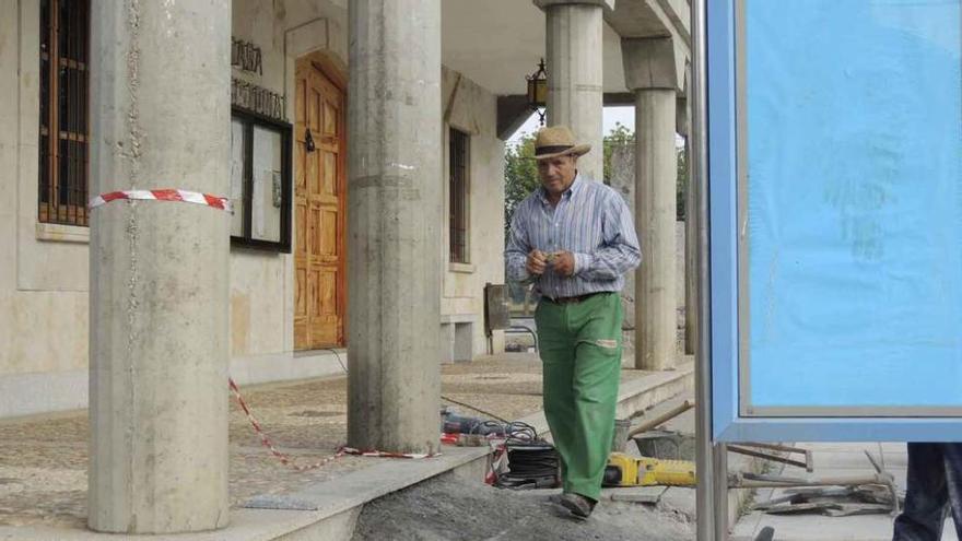 Un trabajador realiza obras de instalación de rampas en Santa Croya de Tera.