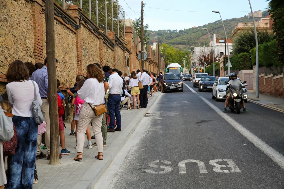 Entrada en los Jesuitas de Sarrià en el primer día de clase del nuevo curso.