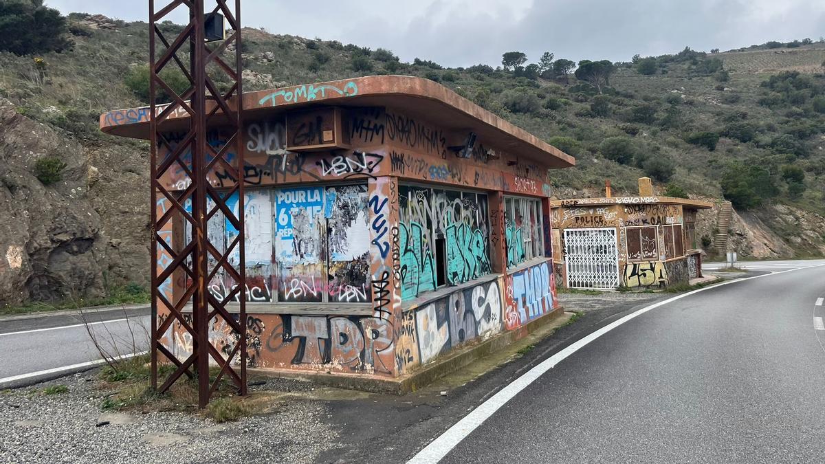Las antiguas garitas de la frontera están cerradas y abandonadas