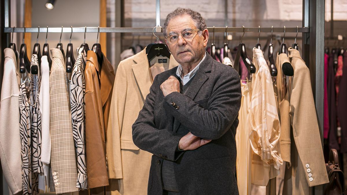 El diseñador Roberto Verino, en su tienda en el centro de Barcelona.