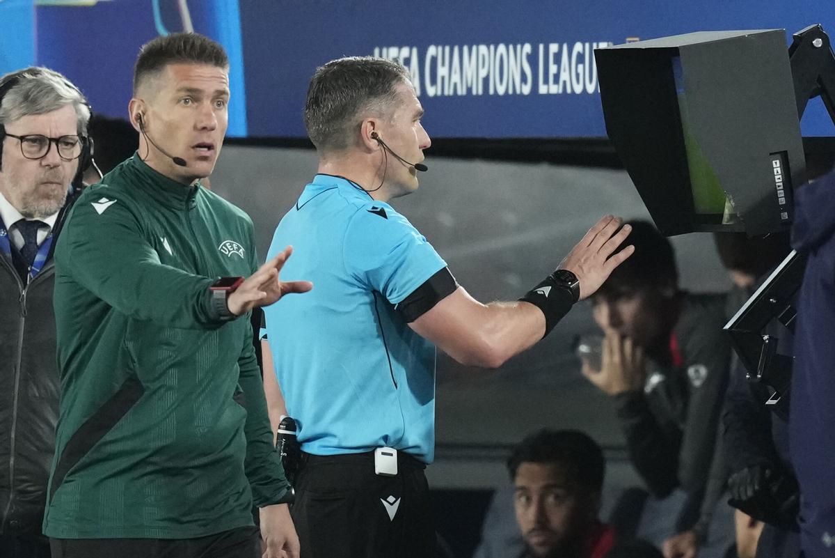 Kovács revisa en el VAR la tarjeta roja a Cubarsí