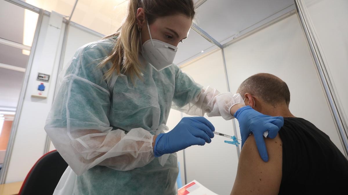 Una sanitaria administra la vacuna contra el covid-19 hace unos días a un vecino de la provincia de Castellón.