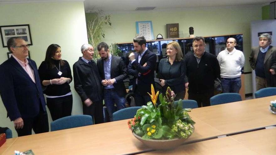 Los representantes socialistas en su visita de ayer a las instalaciones de Cobadú.