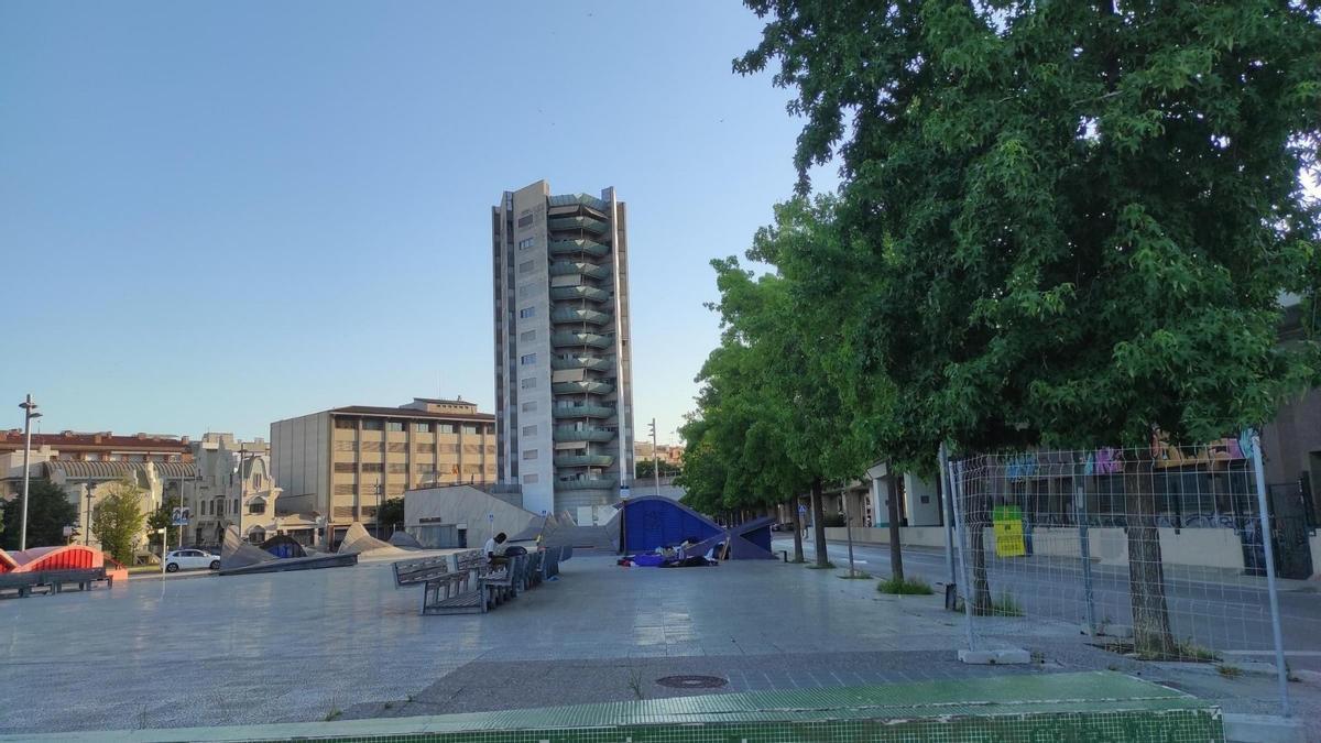 Migrantes acampados en el parque Central de Girona.