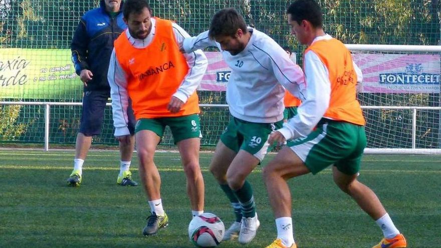 Antúnez, Pedro Vázquez y Pablo, en el entrenamiento de ayer por la mañana en Fragoselo. // José A. Díaz