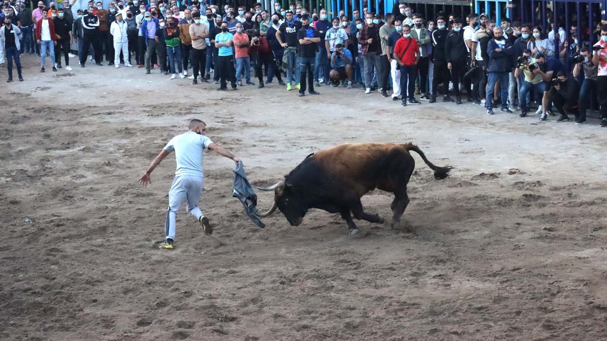 Un &#039;rodaor&#039; quiebra a uno de los toros de la tarde.