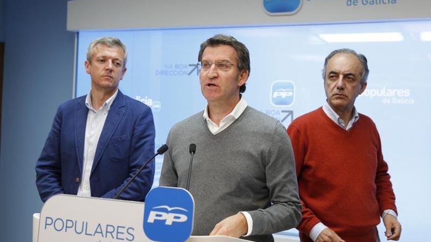 Rueda, desde la izquierda, Feijóo y Millán Mon, ayer en la sede de los populares gallegos.