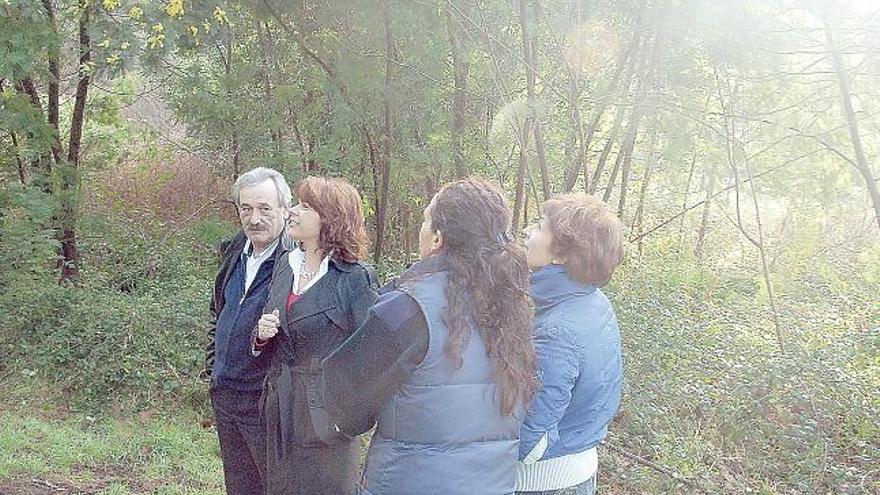 Juan Lago y Clara Millán, en la Finca do Conde, acompañados de técnicos municipales.