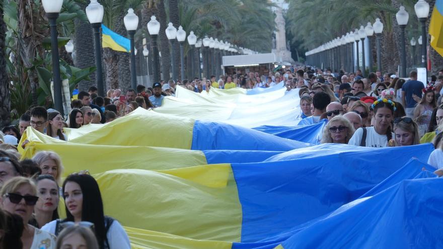 Cientos de ucranianos celebran su Día de la Independencia en Alicante