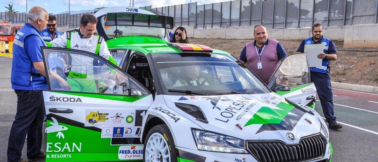 Luis Monzón y José Carlos Déniz (Skoda Fabia Rally2), en la salida ayer desde Siete Palmas. | | MOTORACTUALIDAD.ES