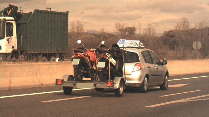 Caçat un vehicle d&#039;autoescola circulant amb excés de velocitat amb un remolc