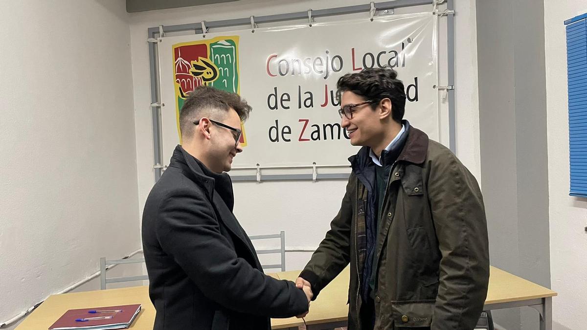 Sergio Ramos, nuevo presidente del Consejo Local de la Juventud de Zamora, a la derecha recogiendo el testigo de su antecesor.