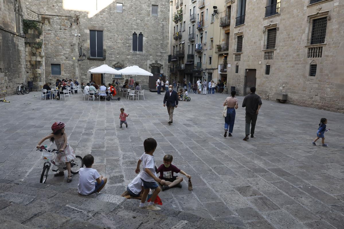 BARCELONA 12/06/2020 Barcelona. Vecinos del Barri Gòtic disfrutan del barrio sin turistas En la foto la plaça del Rei FOTO de FERRAN NADEU