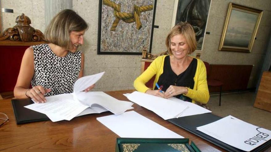 Belén Cachafeiro y Nava Castro, en la firma del convenio. // Bernabé/Noelia Porta