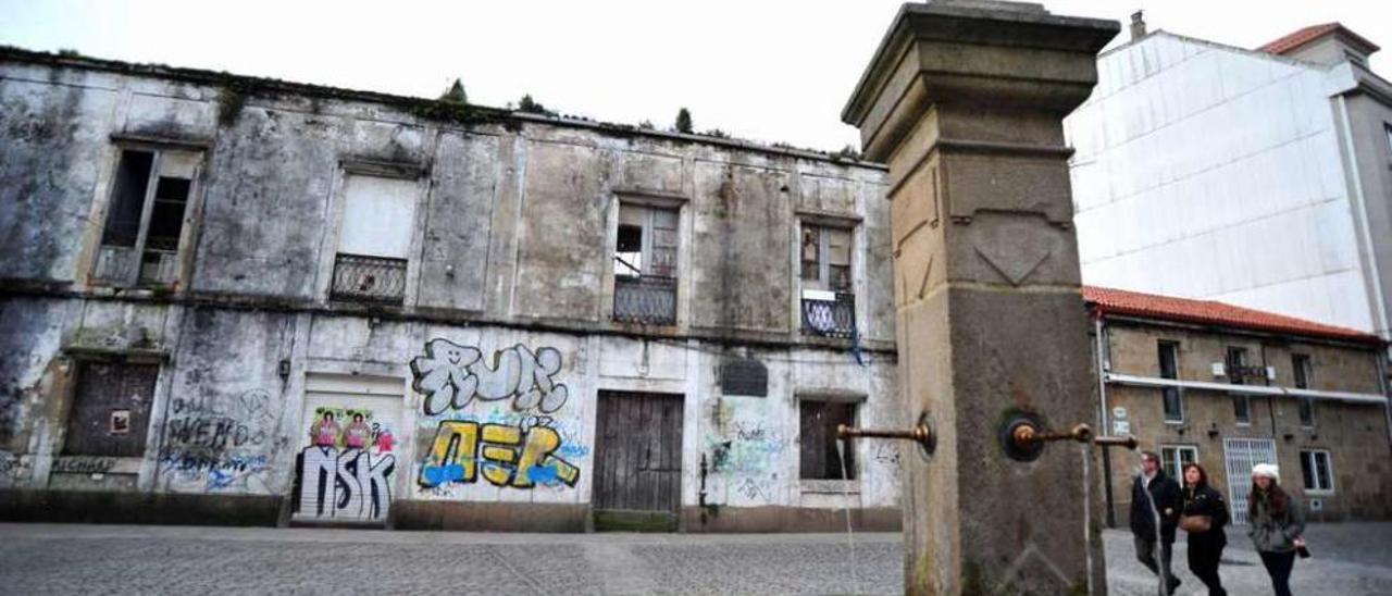 Vecinos de Vilagarcía pasean por una de las calles del casco histórico. // Iñaki Abella