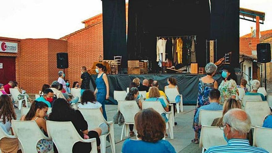 Representación de teatro el pasado fin de semana en Morales.