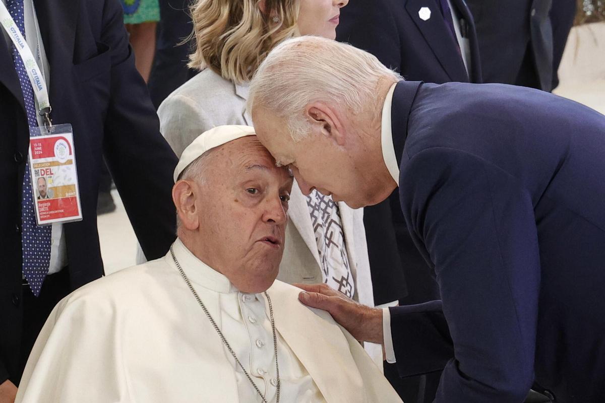 Borgo Egnazia (Italia), 14/06/2024.- El Papa Francisco y el presidente estadounidense Joe Biden asisten a la 'Sesión VI: Inteligencia artificial, energía, África-Mediterráneo' junto con líderes del G7 y líderes estatales en el segundo día de la cumbre del G7, en Borgo Egnazia, región de Apulia, sur de Italia, el 14 de junio de 2024. La 50ª Cumbre del G7 reúne a los líderes de los Estados miembros del Grupo de los siete en el complejo de Borgo Egnazia del 13 al 15 de junio de 2024. El Papa Francisco es el primer Papa que participa en una Cumbre del G7. (Papa, Italia) EFE/EPA/GIUSEPPE LAMI