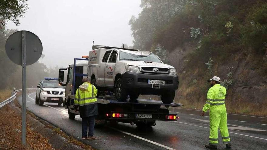 La furgoneta accidentada en A Rocha, subida ya a la grúa. // Bernabé