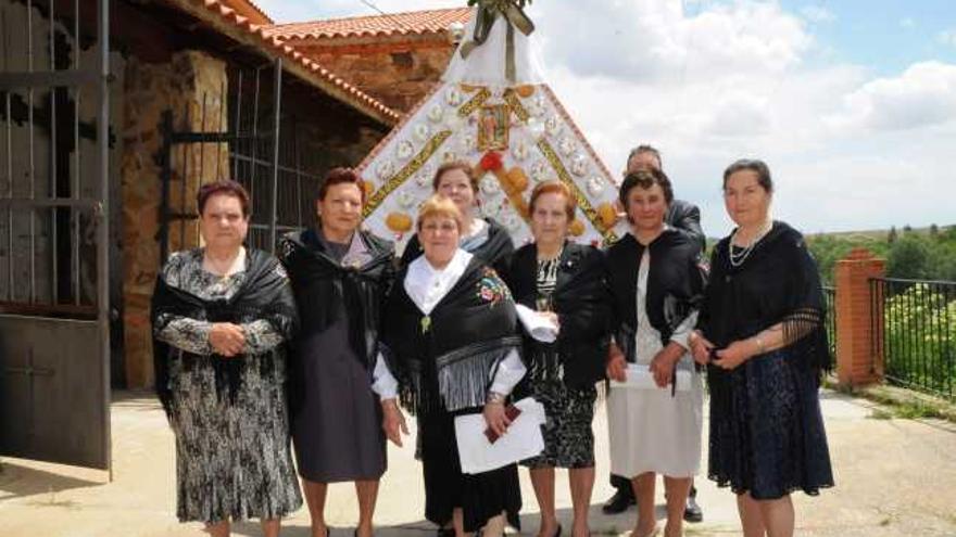 Un grupo de mujeres de Bretocino posan antes del oficio religioso.