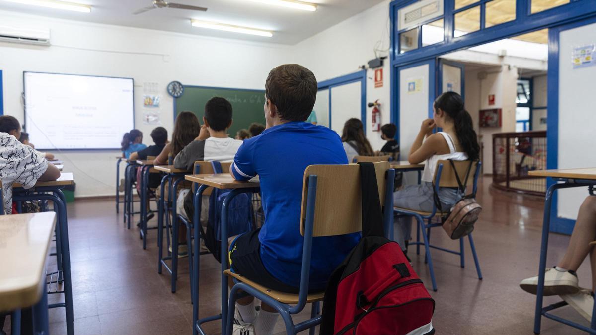 Archivo - Aumnos en un aula, en una imagen de archivo