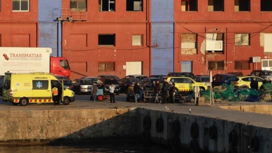 Dos desaparecidos tras el hundimiento de un barco de pescadores en Barcelona