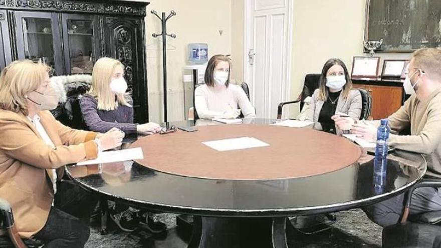 La alcaldesa de la Vall, Tania Baños, en la reunión con representantes de Pont a Europa en el ayuntamiento.