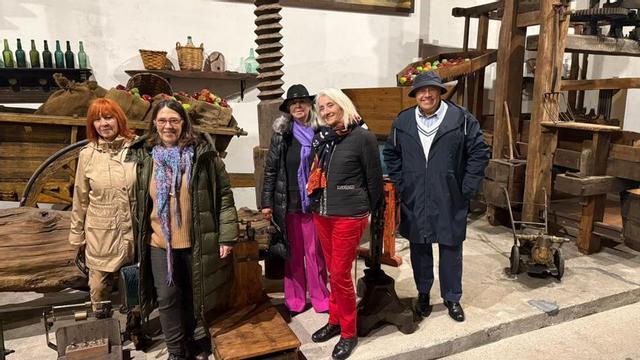 Los participantes en la visita, durante su estancia en el Museo de la Sidra de Asturias (Nava). | LNE