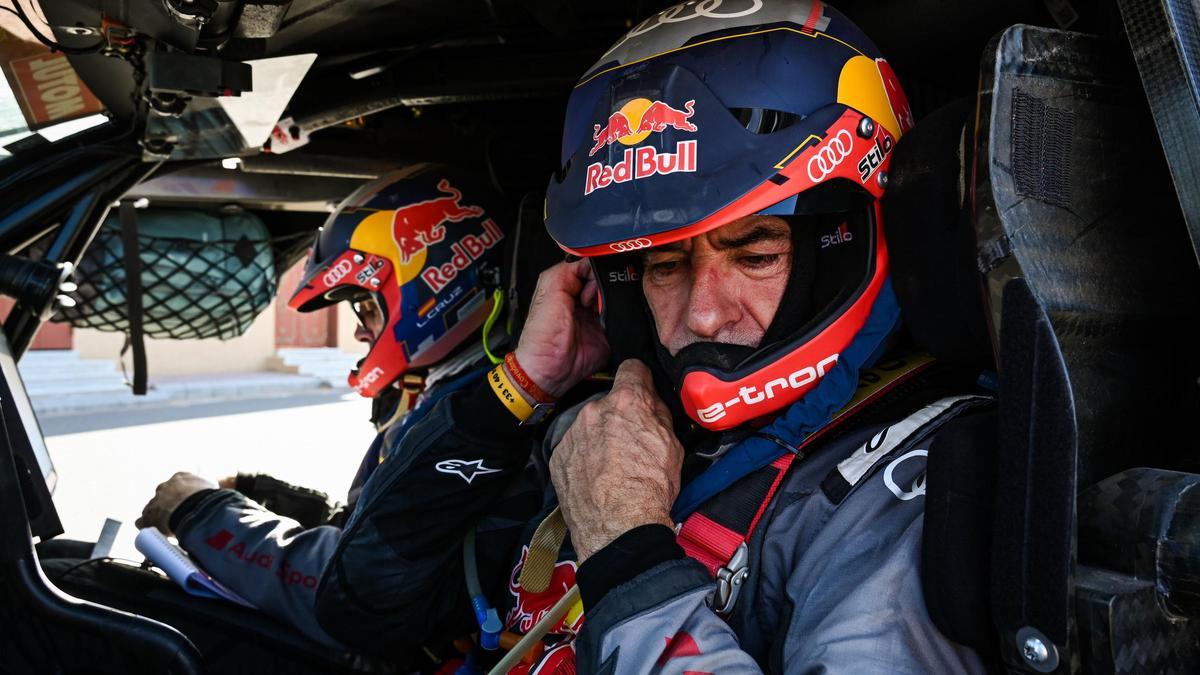 Carlos Sainz, a bordo del Audi en el último Dakar