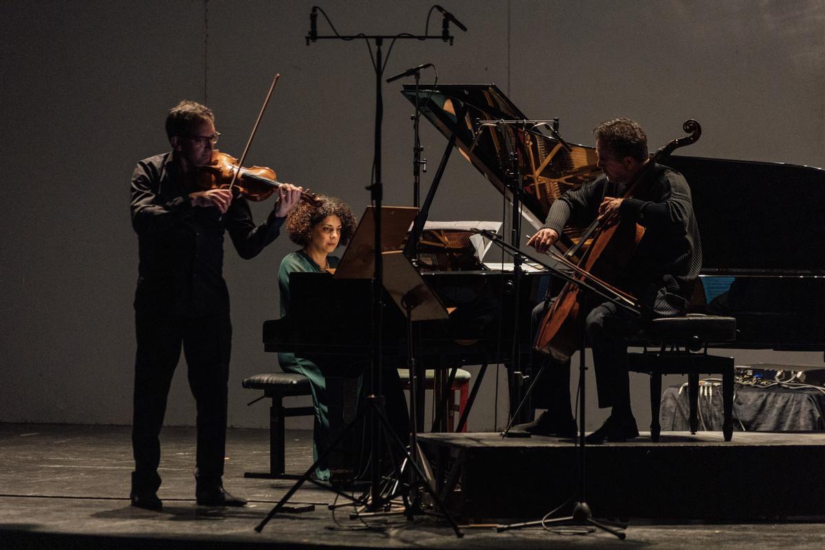 El trío formado por David Haroutunian (violín), Mikayel Hakhnazaryan (violonchelo) y Sofya Melikyan, en el piano