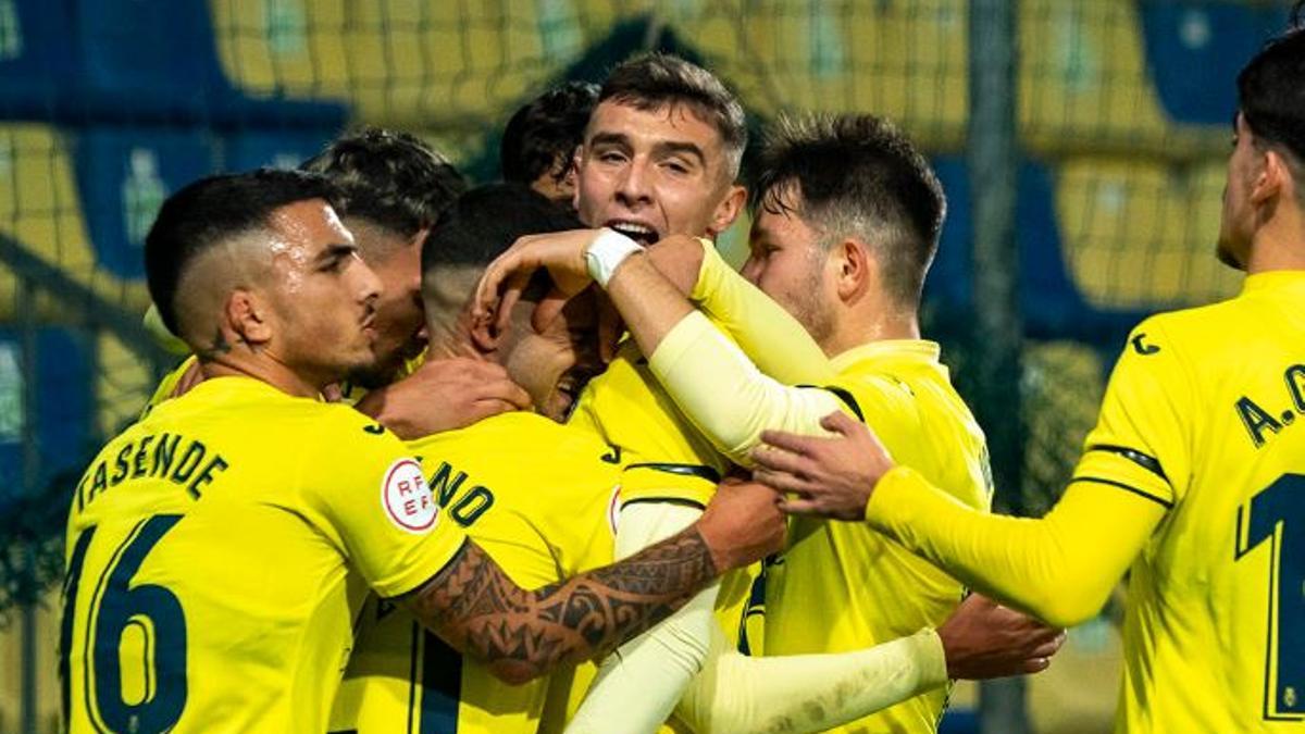 Los jugadores del Villarreal B celebran el gol del triunfo.