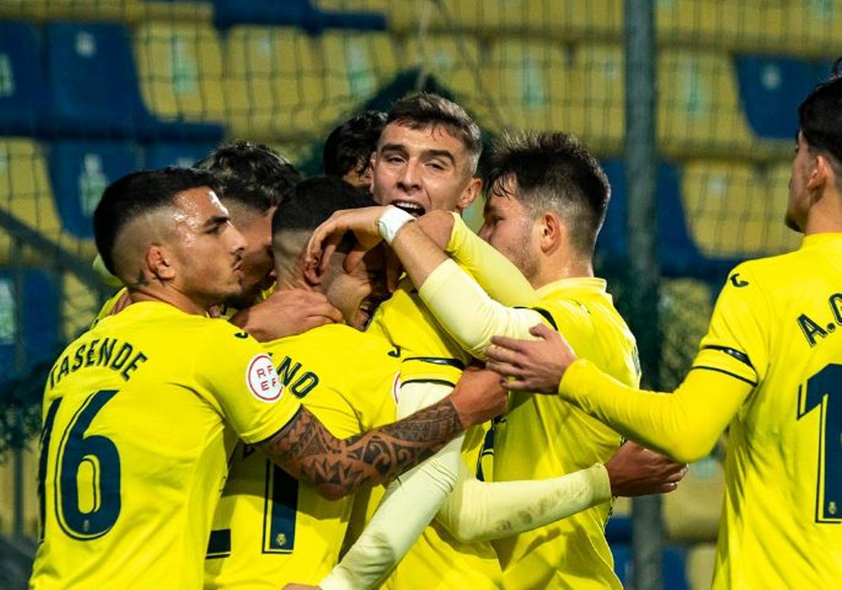 Los jugadores del Villarreal B celebran el gol del triunfo.