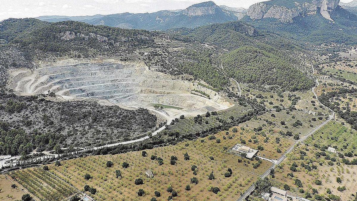 Vista general de la cantera de Can Negret, explotada por la empresa Cemex.