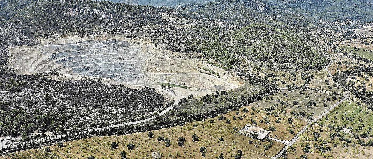 Vista general de la cantera de Can Negret, explotada por la empresa Cemex.