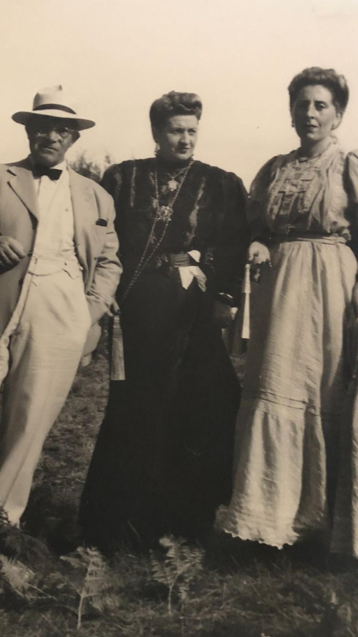 Sandalio Pire, Concepción Fernández y María Cristina Ríos. Verano del 46. Vestidos como  familiares de indianos para el rodaje de la película " Trece onzas de oro".